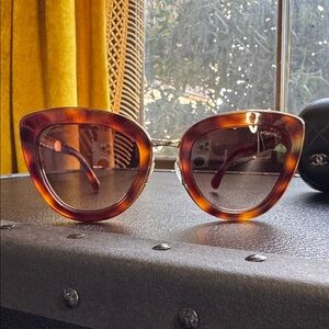 Vintage CHANEL tortoise shell sunglasses